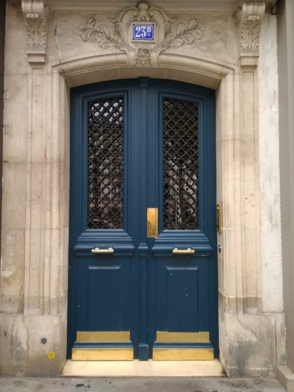 Renovation-porte-cochere-bleu-nuit-Monsieur-Peinture-600×800