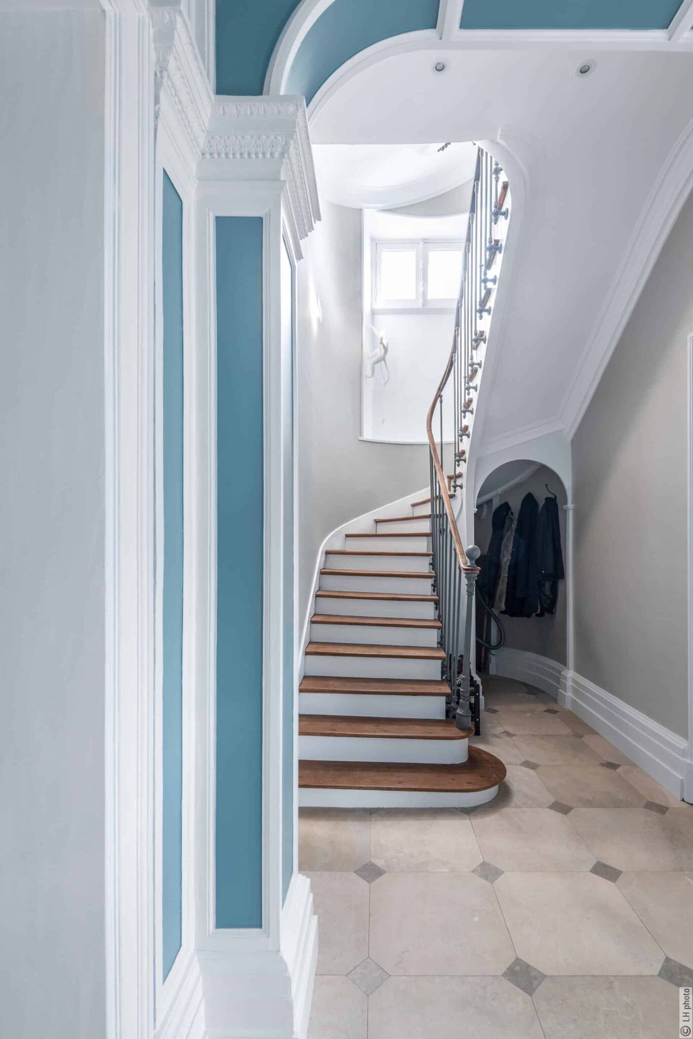 renovation-dun-hall-dentree-et-dune-cage-descalier-2021-theze-peinture-6-scaled